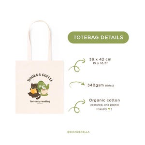 Puede incluir: Una bolsa de tela beige con un gato negro leyendo un libro y una tetera verde con el texto "BOOKS & COFFEE for cozy reading" impreso en ella. La bolsa de tela mide 38 cm x 42 cm y est&aacute; hecha de algod&oacute;n org&aacute;nico de 340 g/m&sup2;.