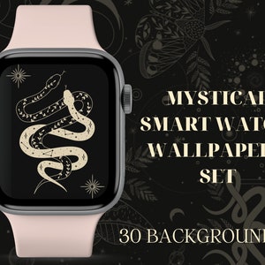 Può includere: Un Apple Watch rosa con un quadrante nero che mostra un design a serpente dorato su uno sfondo nero con stelle e altre immagini celesti. Il testo "MYSTICAL SMART WATCH WALLPAPERS SET" e "30 BACKGROUNDS" è visualizzato sull'immagine.
