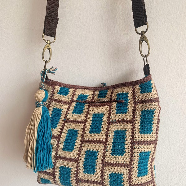 Bolso cruzado o bandolera tejida a crochet con hilo de algodón, ideal para cualquier ocasión. También puedes usarla como bolso de mano.