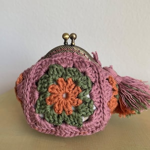 Monedero Granny tejido a crochet, muy espacioso y útil. Estilo hippie chic, boho... combina con todo!