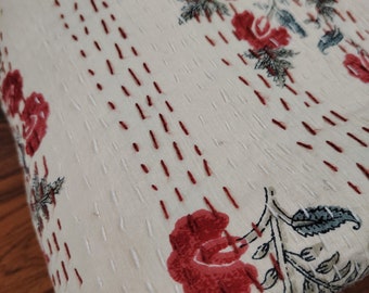 Edredón Kantha floral hecho a mano: manta de algodón indio