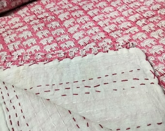 Rosa Kantha Quilt: Handbedruckte Kantha Tagesdecke (280x230cm)