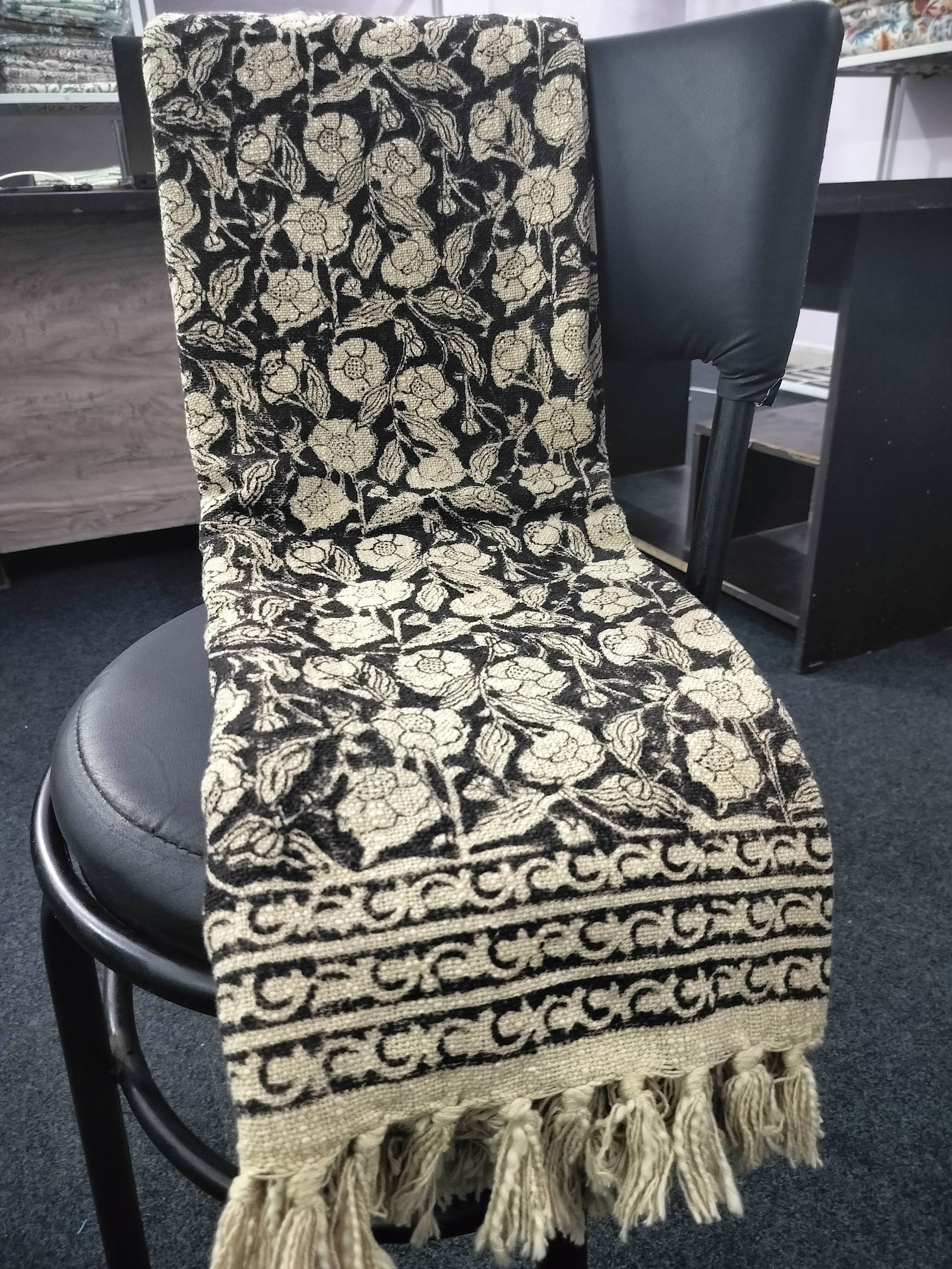 Handgefertigte Baumwolldecke Mit Floralem Blockdruck – Schwarz-beige, 119 X 180 Cm, Mit Quasten