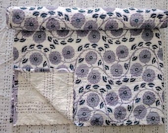 Handgjort Kantha-täcke i indigofärgad blommig färg: Överkast i bomull med dubbelsäng/queen size-motiv