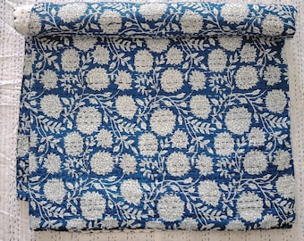 Puede incluir: Una colcha kantha azul y blanca con un patrón floral. La colcha está hecha de algodón y está cosida a mano.