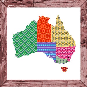 Op de afbeelding: Een kleurrijke patchworkkaart van Australië, waarbij elke staat wordt weergegeven door een ander geometrisch patroon. De kaart is gemaakt van groene, rode, gele, blauwe, roze en witte patronen.