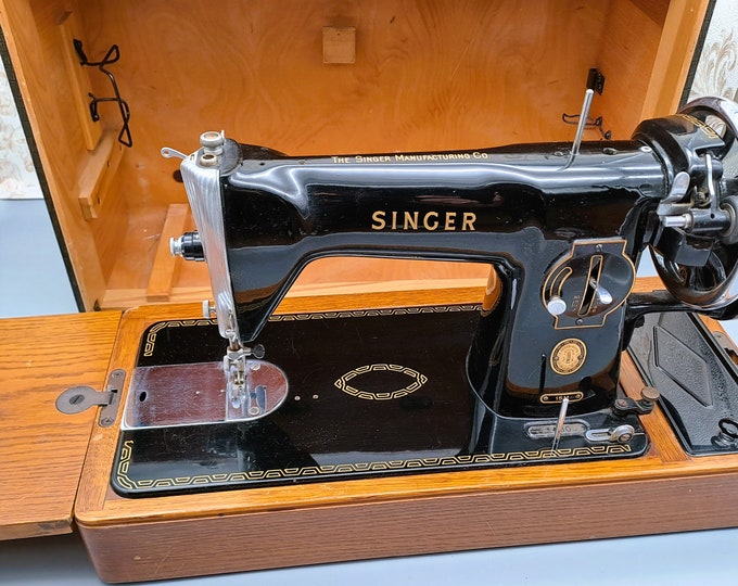Singer Hand Crank Sewing Machine Model 15M Year 1959 With Case and