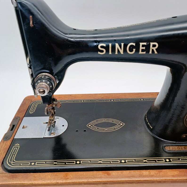Máquina de coser con manivela Singer Eye Pattern Año 1954 Modelo 99K con accesorios imagen 3