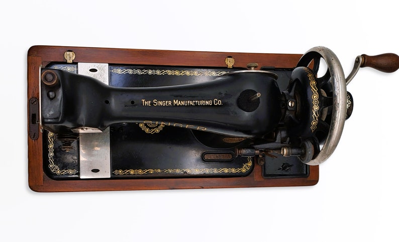 Singer Model 128 Hand Crank Sewing Machine from 1937 with Accessories and Wooden Cover image 5