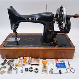 Máquina de coser con manivela Singer Eye Pattern Año 1954 Modelo 99K con accesorios imagen 1