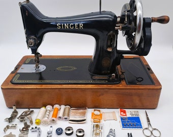 Machine à coudre à manivelle Singer Eye Pattern Année 1954 Modèle 99K avec accessoires