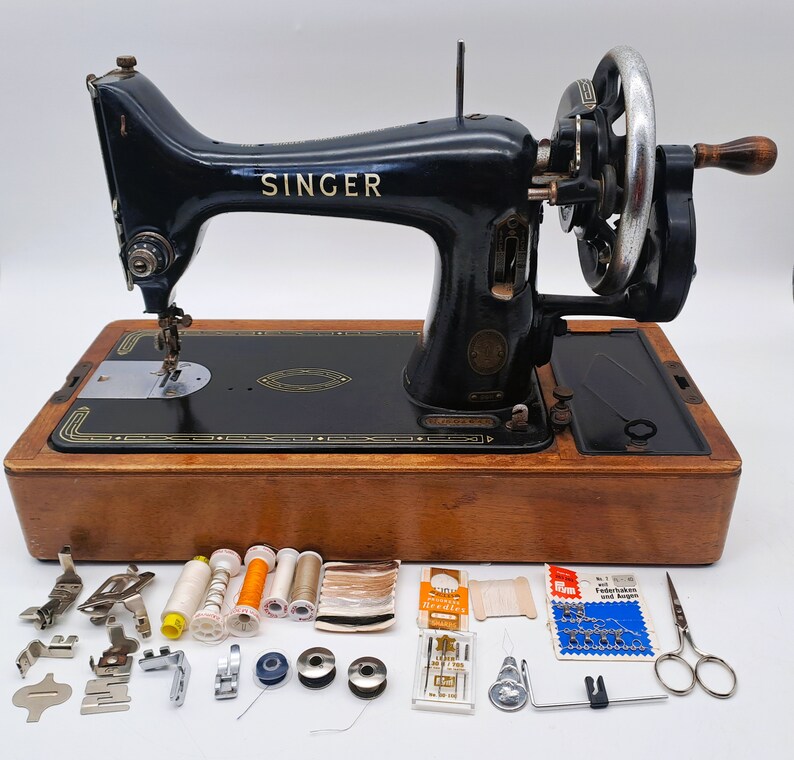 Máquina de coser con manivela Singer Eye Pattern Año 1954 Modelo 99K con accesorios imagen 1