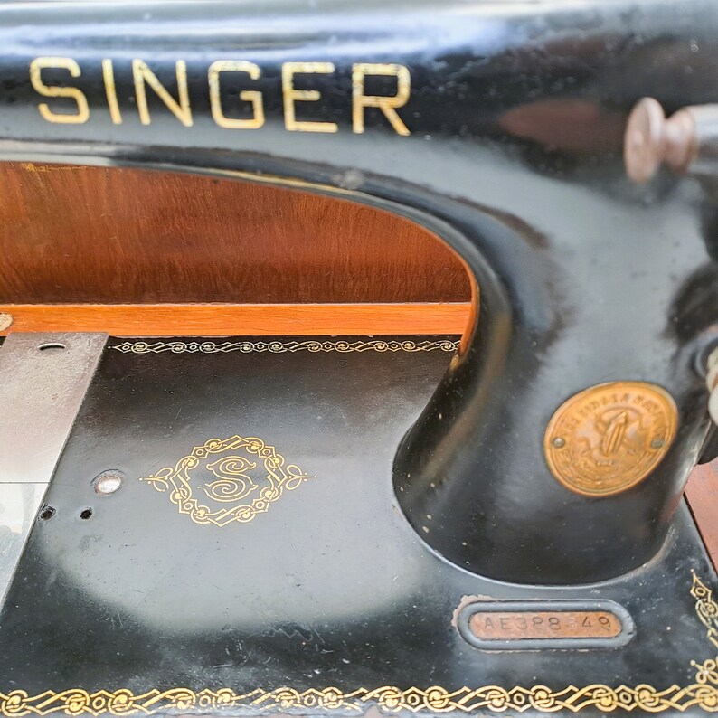 Singer Model 128 Hand Crank Sewing Machine from 1937 with Accessories and Wooden Cover image 4