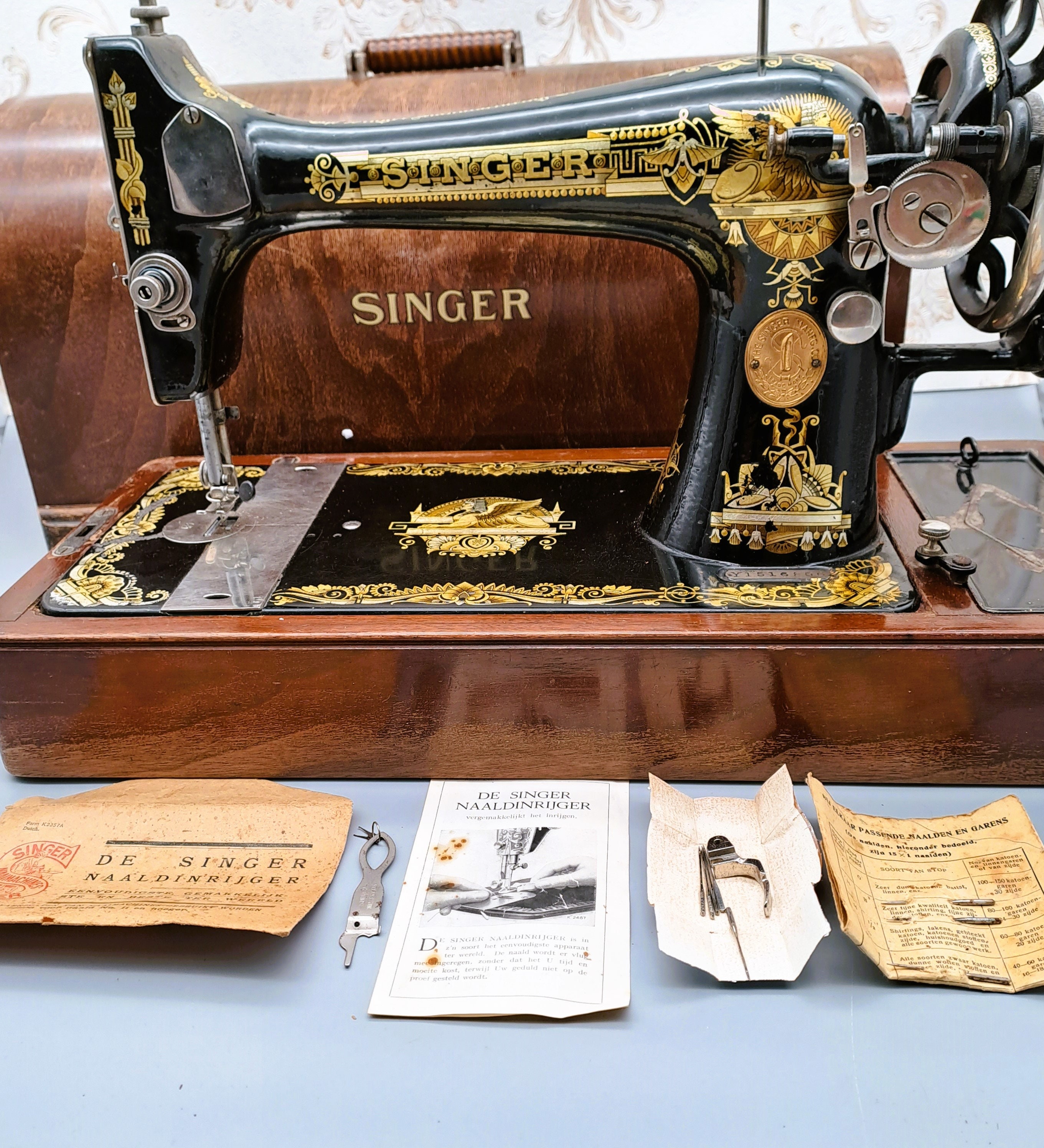 SINGER SIMPLE SEWING MACHINE - Earl's Auction Company