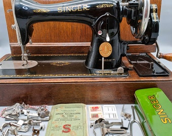 Singer Macchina da Cucire a Manovella Anno 1938 Modello 15K Decalcomanie Trefoil con Custodia, Chiave e Diversi Accessori Originali