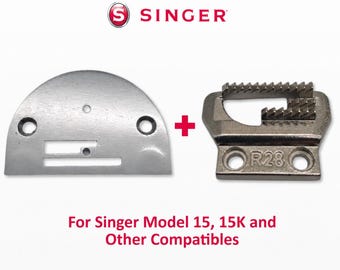 Könnte beinhalten: Eine silberfarbene Metall-Stichplatte und ein Transporteur mit der Prägung R28 für Singer-Nähmaschinen. Das Bild enthält das Singer-Logo und den Text For Singer Model 15, 15K and Other Compatibles, der die Kompatibilität mit diesen Modellen angibt.