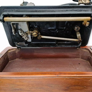 Singer Model 128 Hand Crank Sewing Machine from 1937 with Accessories and Wooden Cover image 8