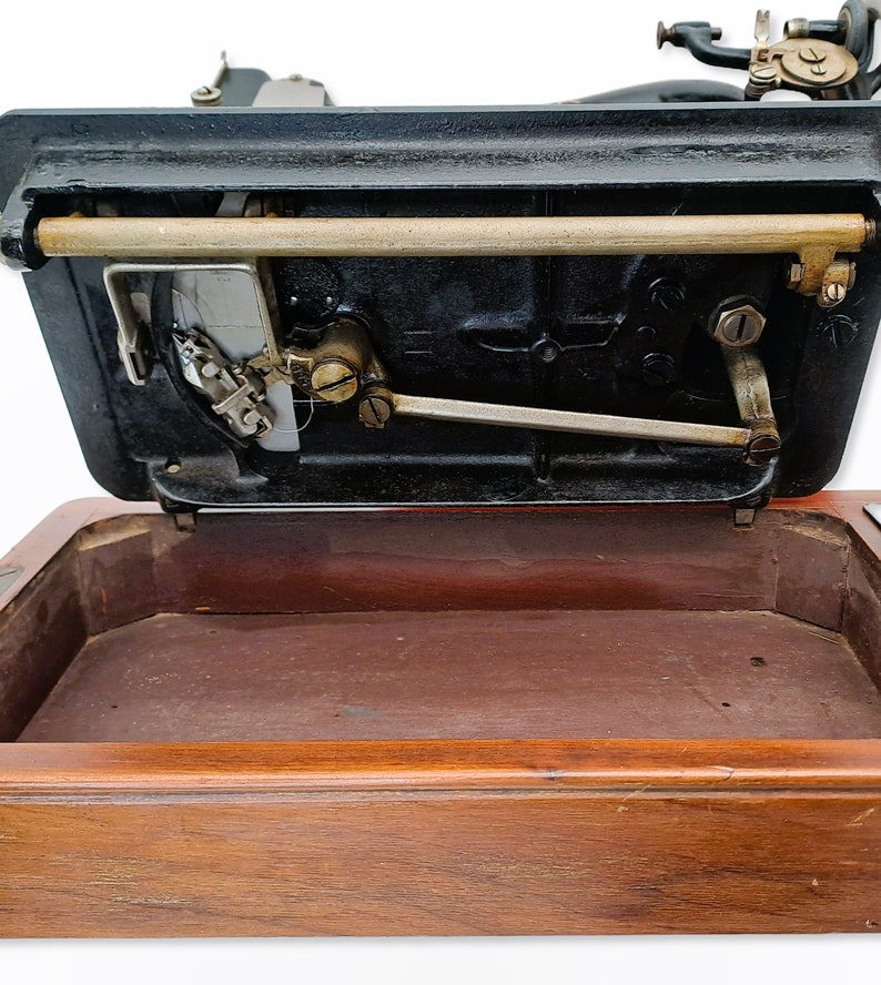 Singer Model 128 Hand Crank Sewing Machine from 1937 with Accessories and Wooden Cover image 8