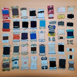 Lotto di cartoncini vintage per filo da rammendo e cucito | Collezione di 60+ cartoncini filati d’epoca | Merceria retrò anni '30-'60