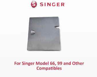 Könnte beinhalten: Ein silberfarbenes Singer-Nähmaschinen-Teil mit einem gebogenen Ausschnitt und einer Kerbe. Das Singer-Logo befindet sich oben, darunter steht "For Singer Model 66, 99 and Other Compatibles."