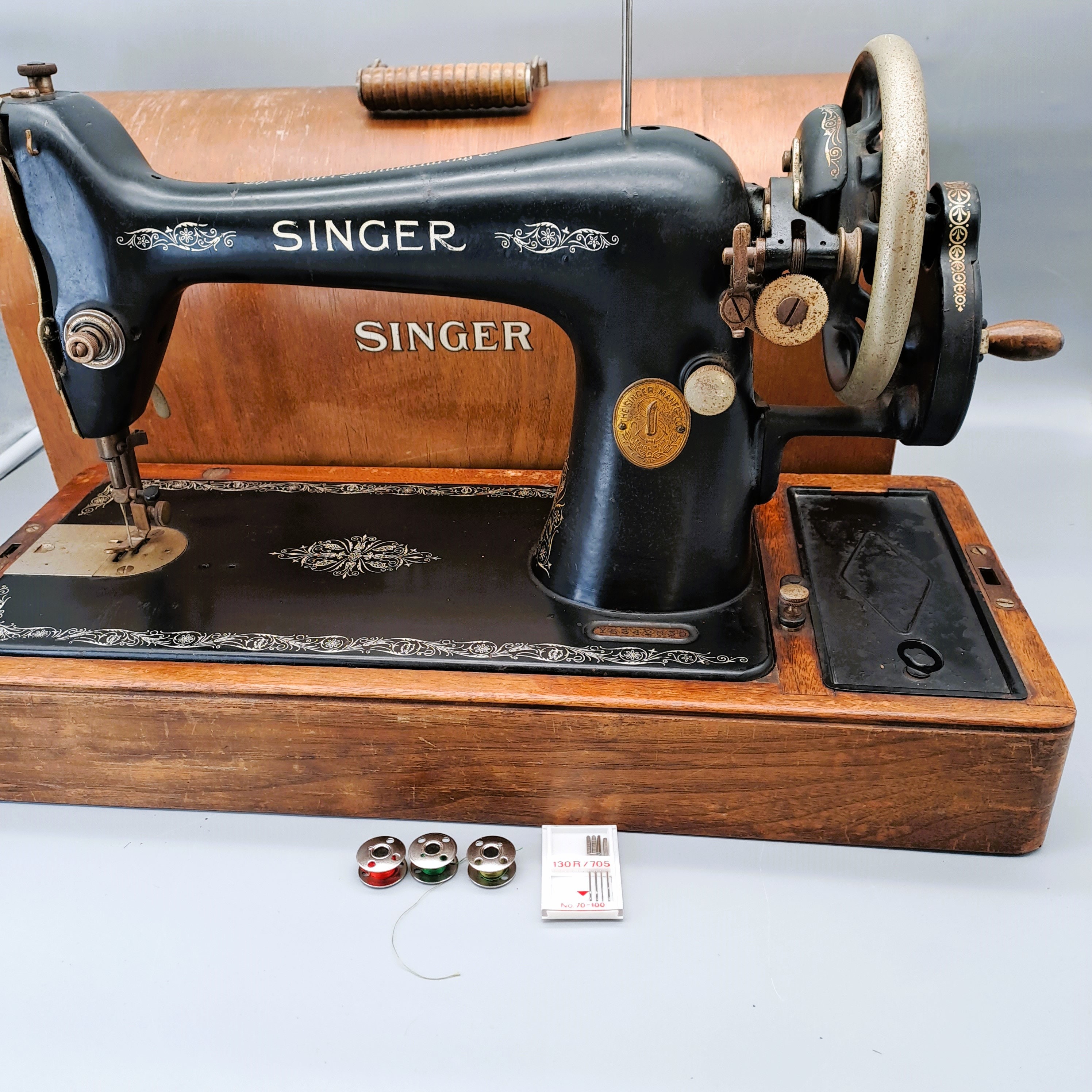 Vintage Singer 128K Handcranked la Vencedora Sewing Machine With Case and  Attachments 1951 