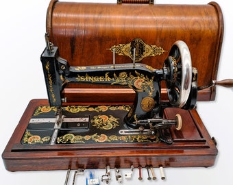 Singer Macchina da Cucire a Manovella Modello 48K del 1908 Decalcomanie Ottoman Carnation con Accessori e Custodia in Legno