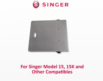Könnte beinhalten: Ein Singer-Nähmaschinen-Teil, eine rechteckige Metallplatte mit einem abgerundeten Ausschnitt und zwei kleinen Löchern. Das Singer-Logo befindet sich oben. Der Text unten lautet: "For Singer Model 15, 15K and Other Compatibles."