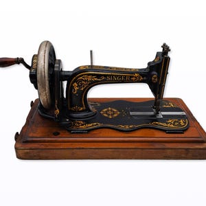 Singer Hand-Crank Sewing Machine – Model 12 (Year 1887)
