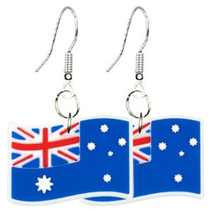 Puede incluir: Un par de pendientes colgantes con el diseño de la bandera australiana. Cada pendiente muestra un fondo azul con estrellas blancas y la Union Jack. Los pendientes tienen ganchos de color plateado.
