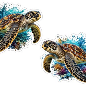 Peut inclure: Deux autocollants représentant des tortues de mer avec des carapaces et des nageoires détaillées, émergeant d'éclaboussures d'eau bleue. Les tortues ont un design réaliste avec des motifs marron, beige et noir, sur fond blanc.