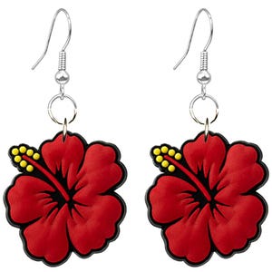Może przedstawiać: Para kolczyków w kształcie czerwonych kwiatów hibiskusa z czarnymi konturami i żółtymi pręcikami. Kolczyki mają srebrne haczyki na uszy i są przeznaczone do zwisania. Dodatek o tematyce tropikalnej.