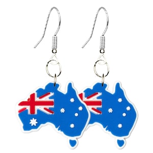 Puede incluir: Pendientes con la forma de Australia, de color azul con el diseño de la bandera australiana. Los pendientes tienen ganchos plateados. El diseño de la bandera incluye una cruz roja y estrellas blancas.