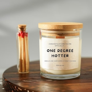Vela "One Degree Hotter" - Regalos de graduación de doctorado y maestría para ella y él - Caja de regalo para estudiantes de licenciatura y universidad con cerillas.