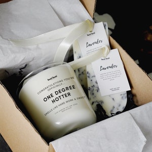 One Degree Hotter Kerze Geschenkbox für Graduierung Geschenk, Geschenk - Doktorand, College, Universität Studenten Graduierung Geschenkkorb für sie, ihn, Sohn
