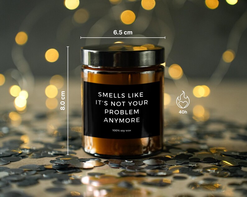 Puede incluir: Un tarro de vela de vidrio marr&oacute;n con una etiqueta negra que dice "Smells Like It's Not Your Problem Anymore". La vela mide 8,0 cm de alto y 6,5 cm de ancho, con un tiempo de combusti&oacute;n de 40 horas. La vela est&aacute; hecha de cera de soja 100%.