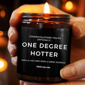 One Degree Hotter Kerze - Lustige Masters Degree Geschenkkerze - PHD Abschlussgeschenk, College bestandene Geschenk für ihren Him Bachelor Abschluss