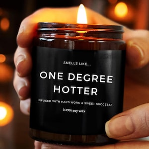 One Degree Hotter Kerze - Lustiges Abschlussgeschenk für Studenten, Master, PhD, College-Grad-Geschenk für Sie oder Ihn - Bachelor-Geschenkidee