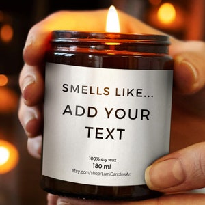 Gerüche wie fügen Sie hier Ihren Text hinzu - personalisierte Kerze, individuelle Geschenkkerze, Duftkerzengeschenk für ihn, lustige Geschenke