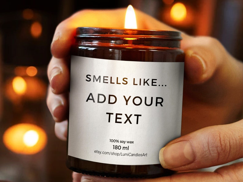 Profuma di aggiungere il tuo testo qui: candela personalizzata, candela regalo personalizzata, candela profumata regalo per lui, regali divertenti immagine 1