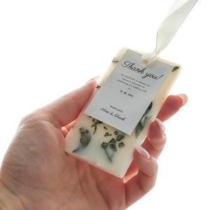 Può includere: Etichetta di ringraziamento bianca con botaniche pressate verdi. L'etichetta recita "Grazie! Vorremmo esprimere la nostra più sincera gratitudine per aver celebrato il nostro matrimonio con noi. 02. 06. 2025. Con amore, Ann & Frank."