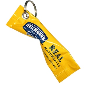 Ręcznie robiony brelok/brelok do kluczy z majonezem Hellmann’s poddanym recyklingowi