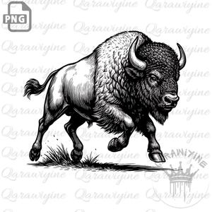 Puede incluir: Ilustración detallada en blanco y negro de un bisonte en movimiento. La obra de arte representa al animal con pelaje texturizado, cuernos y una expresión decidida. El bisonte corre, con las patas extendidas, sobre un fondo blanco.