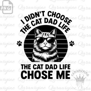 Può includere: Grafica in bianco e nero con un gatto con occhiali da sole all'interno di un cerchio con linee orizzontali. Il testo recita: "Non ho scelto la vita da papà gatto, la vita da papà gatto ha scelto me." Impronte di zampe.