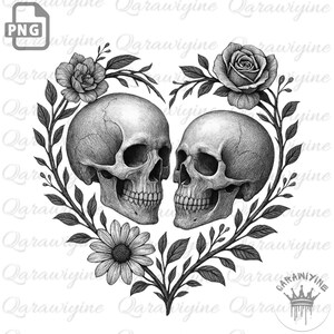 Può includere: Illustrazione in bianco e nero di due teschi uno di fronte all'altro, circondati da una composizione floreale a forma di cuore. Il design include rose, foglie e una margherita, per un tema gotico o romantico.