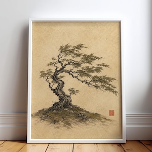 Könnte beinhalten: Ein gerahmter Kunstdruck mit einer detaillierten Tuschezeichnung eines vom Wind gepeitschten Bonsai-Baums mit knorrigem, strukturiertem Stamm und zartem grünem Laub. Das Kunstwerk ist auf beigem, strukturiertem Hintergrund mit rotem Siegel.