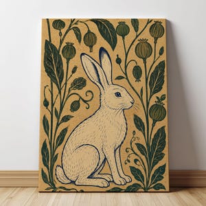 Könnte beinhalten: Ein rechteckiger Wandkunstdruck auf beigem Hintergrund mit einer zentralen Illustration eines sitzenden Hasen im Profil. Der Hase ist von dunkelgrünen botanischen Elementen umgeben, darunter schlanke Stängel, spitze Blätter und runde Samenkapseln.