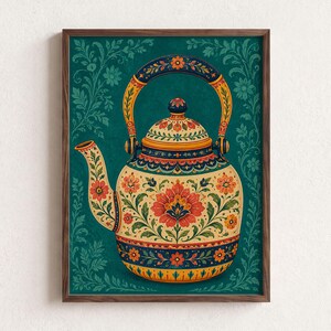 Può includere: Una stampa artistica da parete incorniciata che raffigura un'illustrazione centrale di una teiera su uno sfondo verde acqua scuro. La teiera è color crema con intricati motivi floreali in rosso, arancione e blu, con coperchio e manico abbinati.