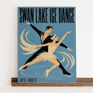 Könnte beinhalten: Ein vertikales Poster mit dem Titel SWAN LAKE ICE DANCE zeigt ein Eiskunstlaufpaar in Bewegung vor blauem Hintergrund. Die schwarz gekleidete Person streckt die Arme aus, während die weiß gekleidete Person ein Feder-Tutu trägt. Text: JULY 26 - AUGUST 19.