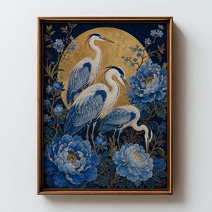 Könnte beinhalten: Ein gerahmter Kunstdruck mit drei blau-weißen Reihern inmitten großer blauer Pfingstrosen und goldenem Blattwerk. Der Hintergrund zeigt eine große, kreisförmige goldene Sonne vor einem tief dunkelblauen Hintergrund in einem Holzrahmen.