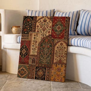Könnte beinhalten: Ein rechteckiges Leinwandbild mit einem Patchwork-Design aus komplexen Blumen- und geometrischen Mustern in Rot-, Grün-, Gold- und Schwarztönen, das an traditionelle Webtextilmotive mit bogenförmigen architektonischen Elementen erinnert.